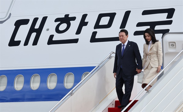 동남아 순방에 나선 윤석열 대통령과 김건희 여사가 지난해 11월 11일 한·아세안 정상회의 참석을 위해 캄보디아 프놈펜 국제공항에 도착, 공군 1호기에서 내리고 있다.