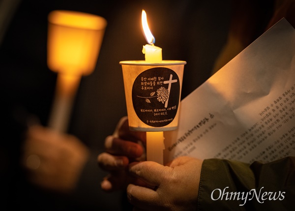 2022년 11월 14일 오후 서울 중구 파이넨스센터 앞에서 이태원참사 희생자 추모미사가 추모 천주교정의구현사제단 주최로 봉헌되고 있다.