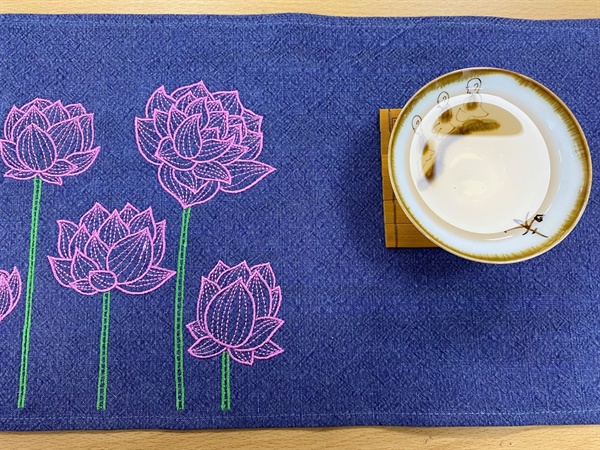 테이블 매트에 불교의 상징인 연꽃이 수놓아져 있다.