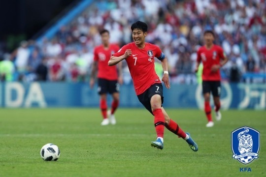 손흥민이 지난 6월27일 카잔 아레나에서 열린 독일과의 2018 러시아월드컵 F조 조별리그 3차전에서 후반 추가시간 쐐기골을 넣기 위해 뛰어가는 모습. 