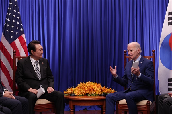 윤석열 대통령과 조 바이든 미국 대통령이 지난 2022년 11월 13일(현지시간) 캄보디아 프놈펜의 한 호텔에서 한미 정상회담을 하고 있다. (자료사진)