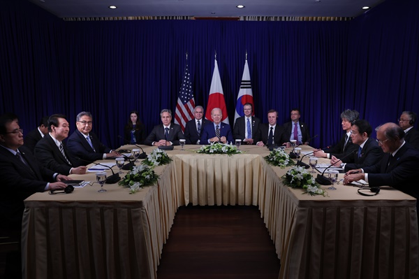윤석열 대통령과 조 바이든 미국 대통령, 기시다 후미오 일본 총리가 13일 캄보디아 프놈펜에서 한미일 정상회담을 하고 있다. 