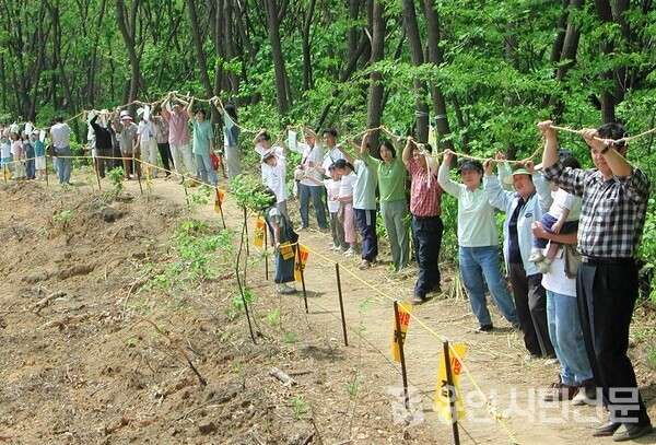 2001년 당시 용인시민들이 난개발에 맞서 ‘금줄치기’를 통해 대지산 살리기 운동을 진행하고 있는 모습./ 사진 용인환경정의