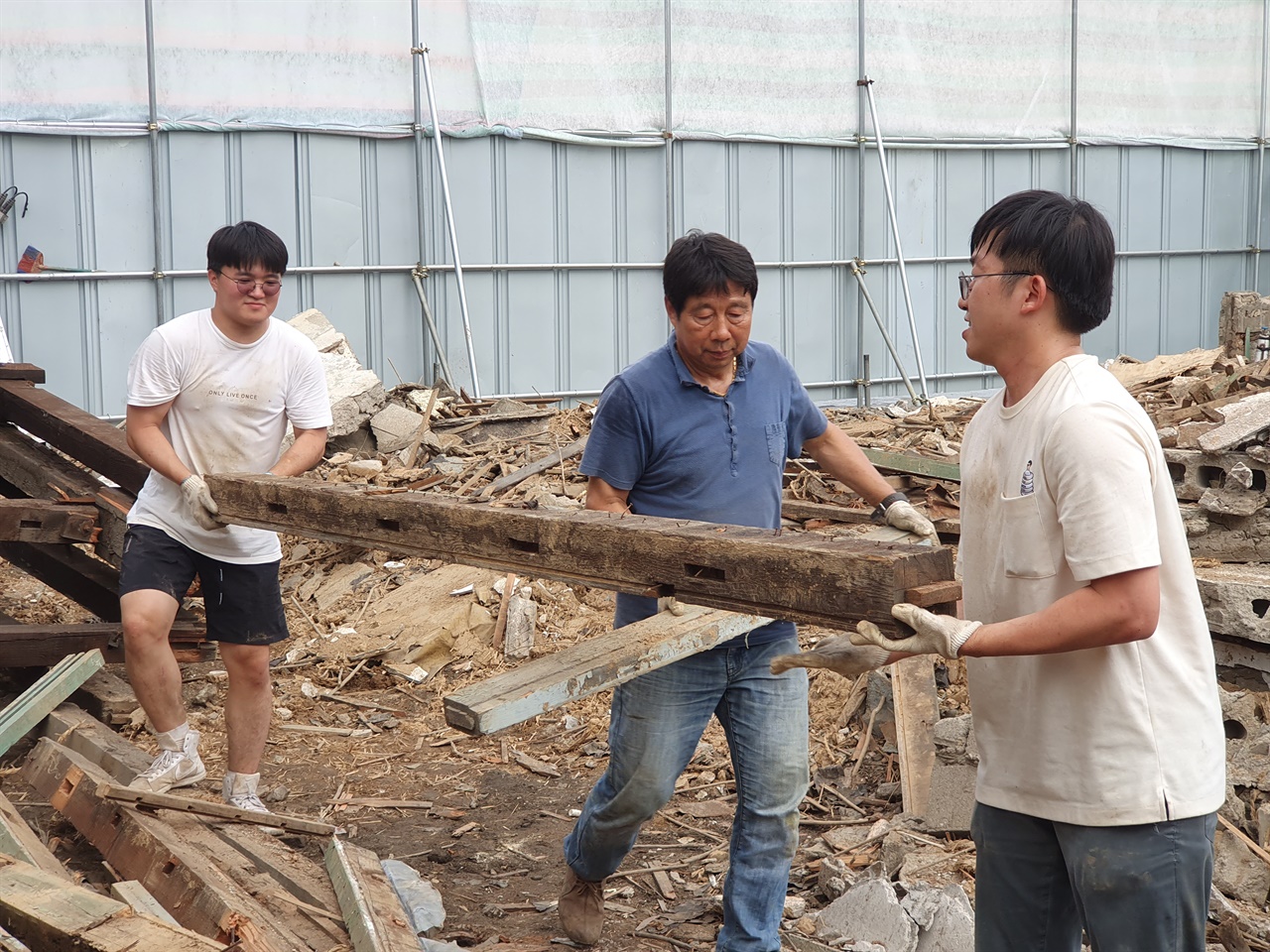 청양군에서 청년 커뮤니티 공간 조성 프로젝트를 진행 중인 김만이 대표(맨 오른쪽).  