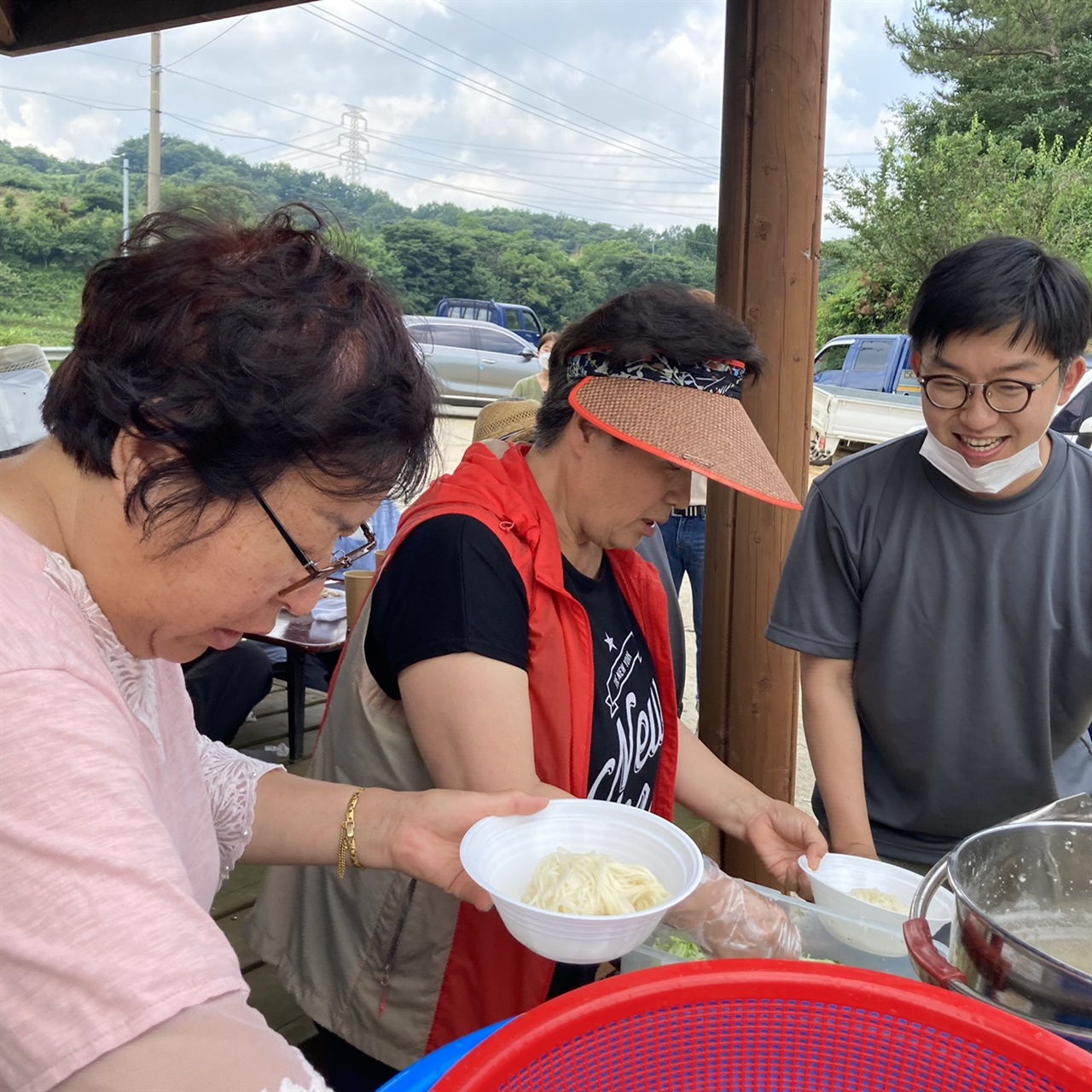김만이 대표는 초록코끼리의 지역 정책을 위해 지역 농산물을 활용한 레스토랑을 열고 마을 주민들을 초대했다. 사진은 홍성군 대현리에서 '콩국수 레스토랑' 을 운영하는 모습.