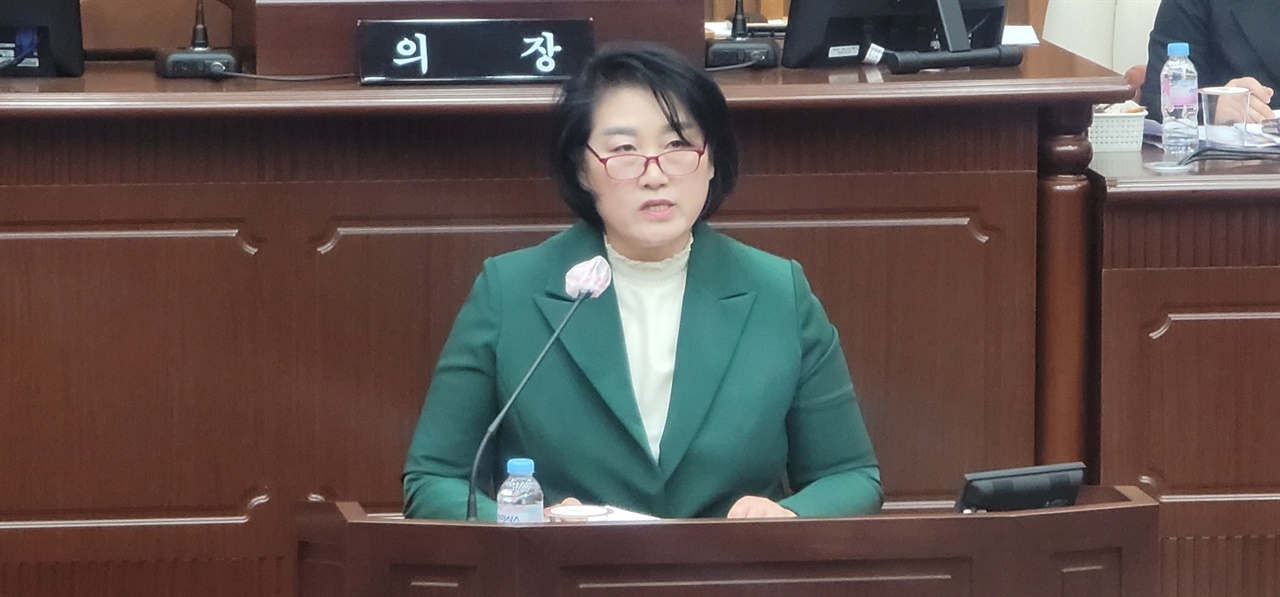 정인화 의원이 ‘적극적인 복지사각지대 발굴을 위해 간호직 공무원 동 행정복지센터 우선 배치해야’란 주제의 5분 자유발언을 하고 있다.