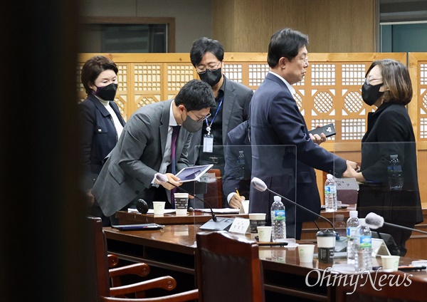 이만희 국민의힘 이태원 사고조사 및 안전대책특별위원회 위원장이 15일 오후 서울 용산구청을 방문해 박희영 용산구청장으로부터 이태원 압사 참사 당일 현장 대응과 사전 준비 등을 보고 받은 뒤 이야기를 나누고 있다.