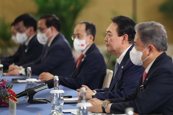윤석열 대통령이 15일(현지시간) 인도네시아 발리 한 호텔에서 열린 한중 정상회담에서 시진핑 중국 국가주석의 발언을 듣고 있다. 