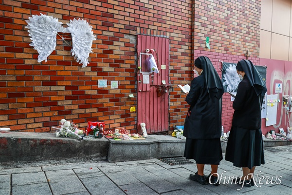 16일 오전 서울 용산구 이태원 참사 현장에서 수녀들이 희생자들을 추모하는 기도를 하고 있다.