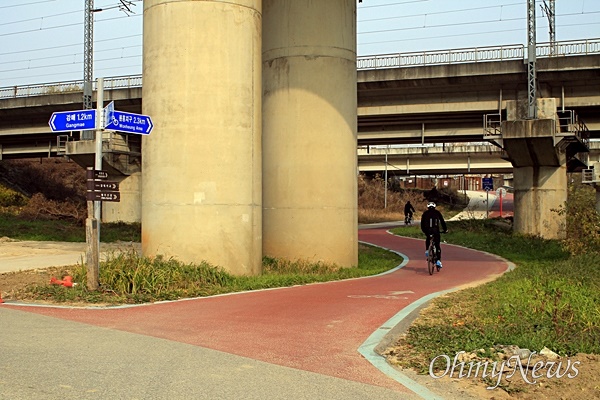 창릉천 화도교 밑으로 이어지는 자전거도로.
