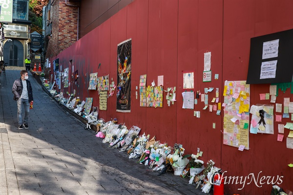 16일 오전 서울 용산구 이태원 참사 현장에 희생자들을 추모하는 꽃과 메모 등이 놓여 있다.