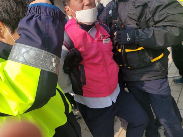 지난 10일 경찰기동대가 경기도교육청에서 최진선 학교비정규직노동조합(학비노조) 경기지부 지부장을 체포하고 있다. 
