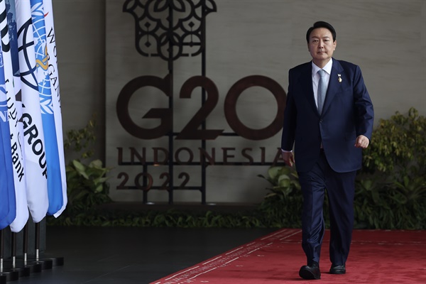 윤석열 대통령이 15일(현지시간) 인도네시아 발리의 한 호텔에서 열린 G20 정상회의에 참석하기 위해 입장하고 있다. 