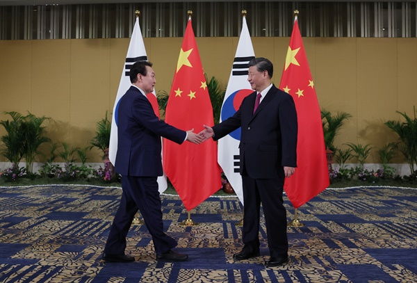  윤석열 대통령과 시진핑 중국 국가주석이 15일(현지시간) 인도네시아 발리의 한 호텔에서 열린 한중 정상회담에서 악수하고 있다.