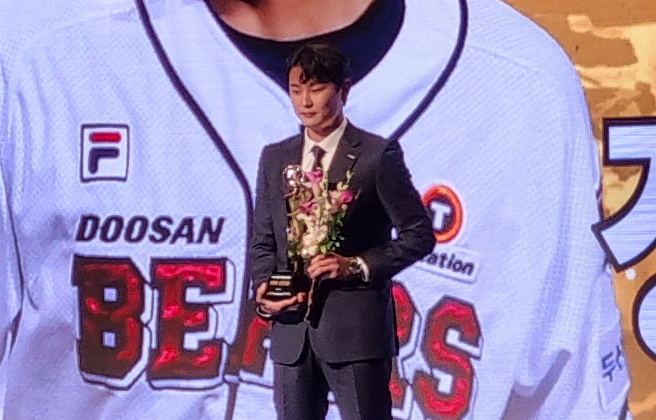  17일 오후 서울 중구 웨스틴조선호텔서 열린 2022 KBO 시상식서 신인왕을 수상한 정철원