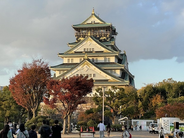 오사카 성이 지는 해를 받고 있습니다. 최근 이곳을 찾는 사람도 늘었습니다.