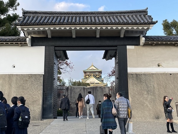 오사카성 정면 사쿠라문 안쪽에 보이는 돌이 108톤 무게로 가장 크고 무겁다고 합니다. 이 돌은 오카야마 현에서 옮겨왔다고 합니다.