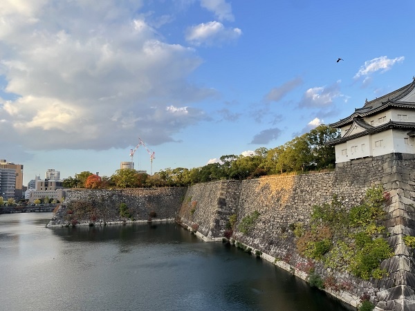 오사카성 남동쪽 이치반야구라(一番櫓)와 해자와 석축입니다. 야구라는 방어를 목적으로 세운 건물입니다. 오사카성 해자와 석축 규모가 일본에서 가장 크다고 합니다.