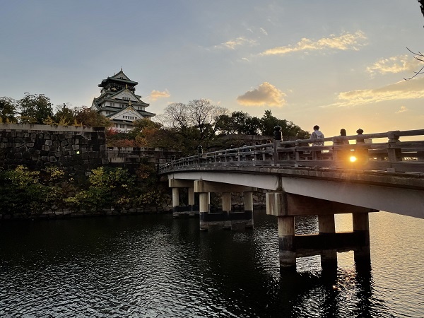 오사카성 북쪽을 연결하는 극락교 다리 난간에 지는 해가 걸렸습니다. 다리 길이 54미터로 처음 이시야마혼간지 절이 있었을 때부터 있었다고 합니다. 다리를 몇 번 고쳐서 다시 지었습니다.