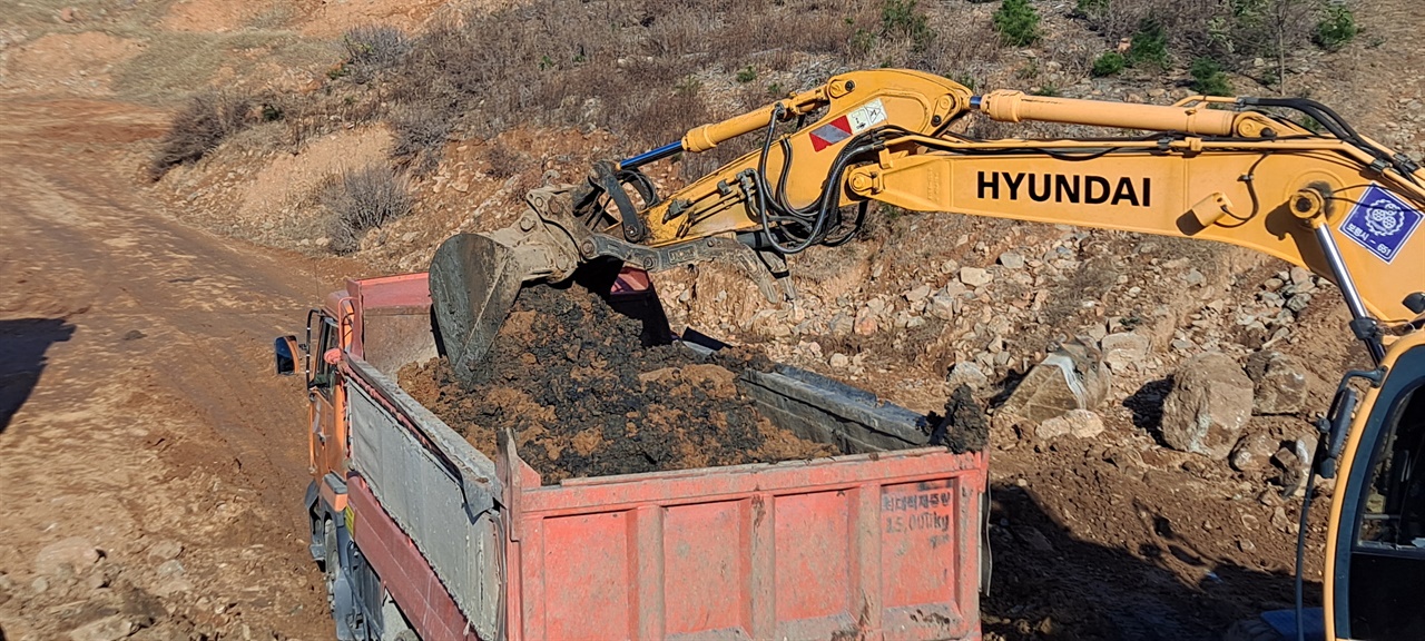 충남 보령시 청라면 성주산 자락의 라원리 산지에서 덤프트럭이 불법 폐기물을 처리하고 있다.   