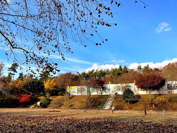 서산시 부석면에 위치한 서해미술관 전경. 초등학교를 활용해 미술관으로 활용하고 있다.