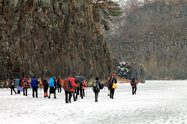 한탄강 송대소. 얼어붙은 강 위를 걷는 사람들(2013.1)