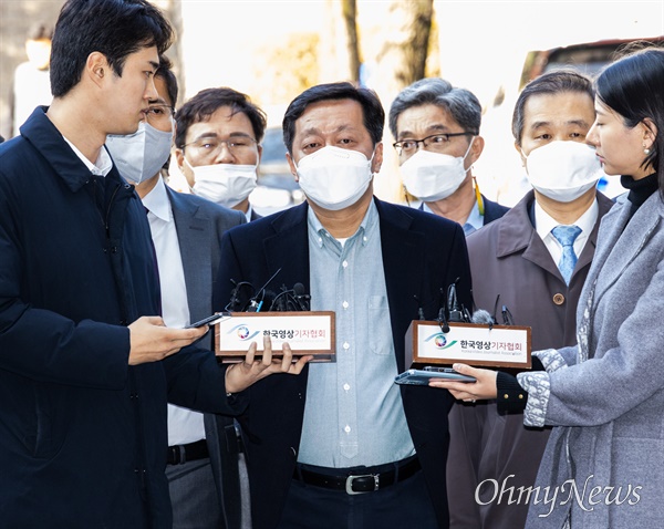 '이재명 측근'으로 불리는 정진상 더불어민주당 당대표실 정무조정실장이18일 오후 서울 서초구 서울중앙지법에  대장동관련 민간사업자로부터 금품을 받았다는 의혹으로 영장실질심사를 받기 위해 출석하고 있다. 