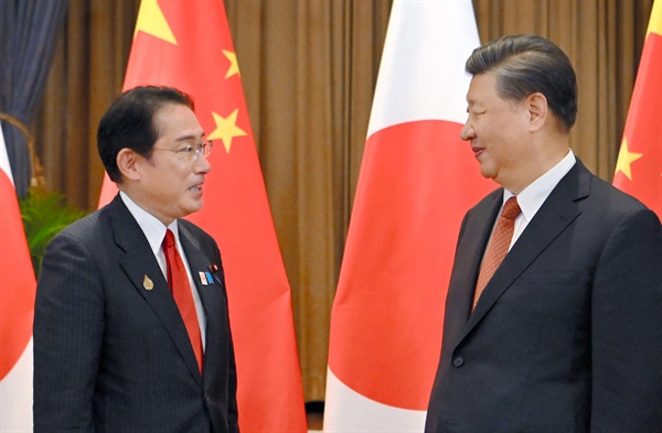 기시다 후미오 일본 총리(왼쪽)와 시진핑 중국 국가주석이 11월 17일 태국 방콕에서 열린 아시아태평양경제협력체(APEC) 포럼과 별도로 회담에 앞서 이야기를 나누고 있다.