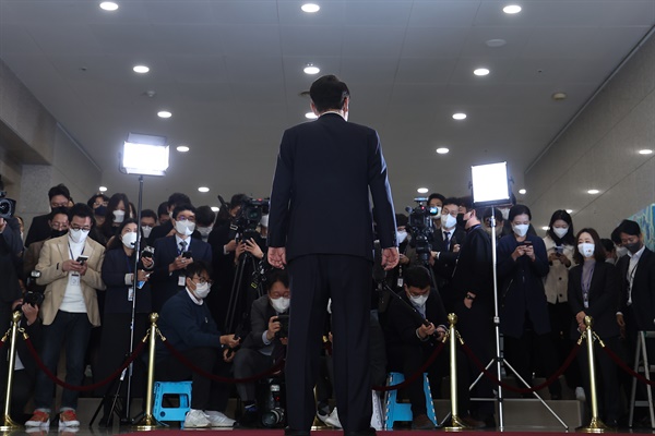   윤석열 대통령이 18일 오전 용산 대통령실에서 취재진과 출근길 문답을 하고 있다. 