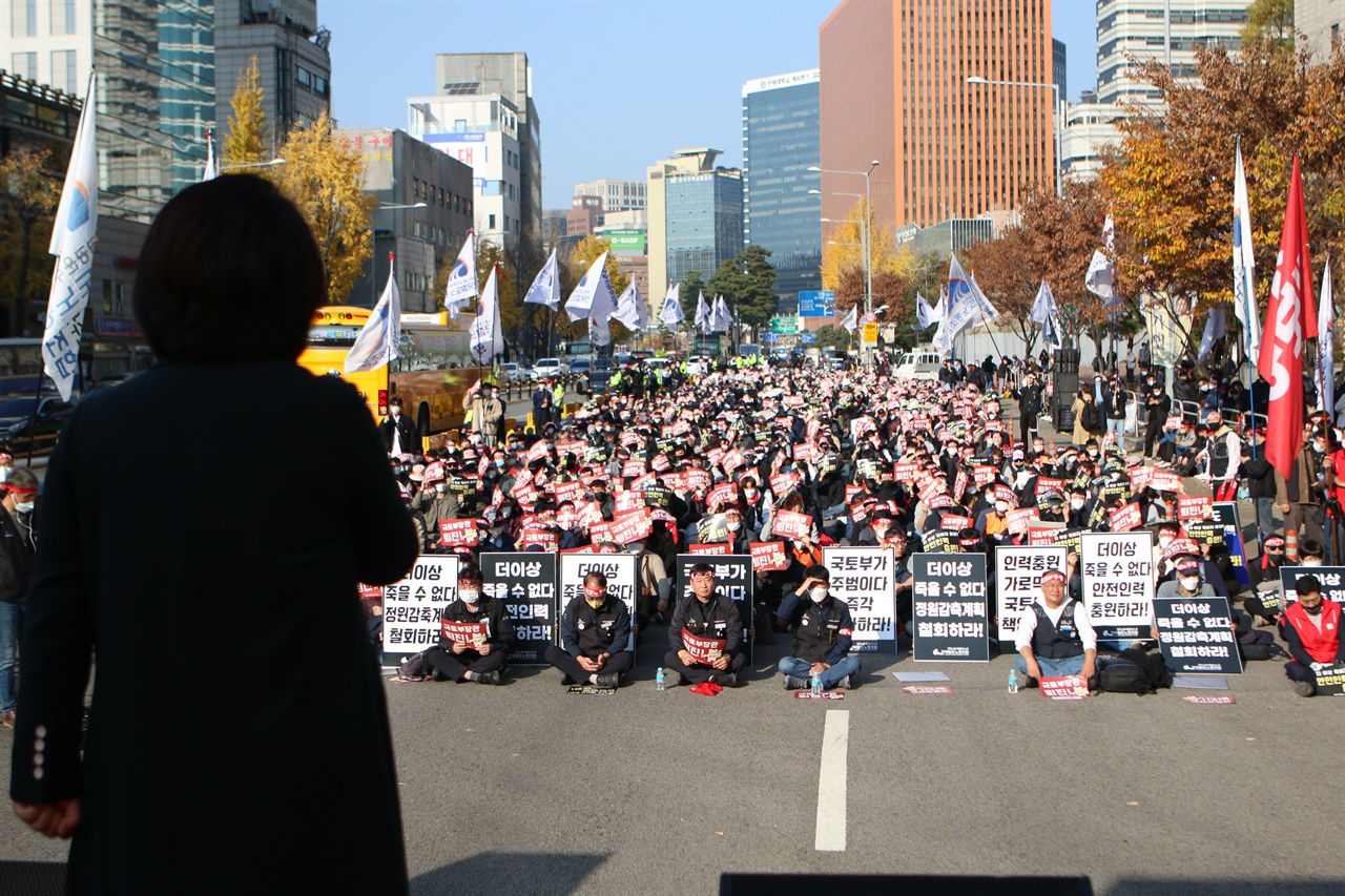 심상정 정의원 국회의원이 18일 오후 서울역 인근에서 열린 '전국철도노동조합 서울지방본부 총파업 결의대회'에서 연대발언을 하고 있다. 