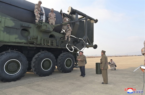 북한이 지난 11월18일 김정은 국무위원장의 지도 아래 신형의 대륙간탄도미사일 화성-17형을 시험발사했다고 조선중앙통신이 보도했다.  