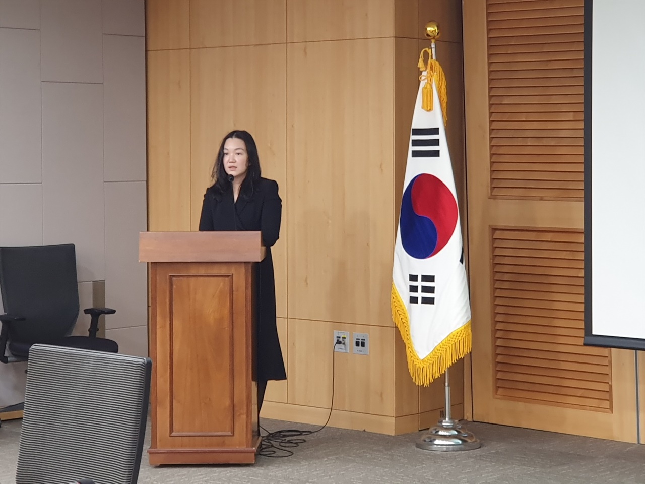 국회 의원회관에서 열린 정책 토론회에서 박선영 동국대 경제학부 교수가 '부동산PF 시장과 시스템 리스크'라는 주제 발표를 하고 있다.