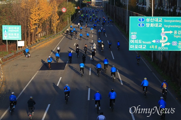 2022 서울자전거대행진에 참가한 시민들이 자전거를 타고 자동차전용도로인 강변북로를 지나가고 있다. 원효대교 부근.