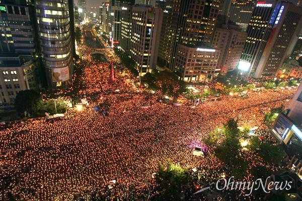  미국산쇠고기 수입 전면 재협상 촉구 및 국민무시 이명박 정권 심판 100만 촛불대행진이 지난해 6월 10일 저녁 서울 세종로네거리, 태평로, 청계광장을 수십만명의 시민들이 가득 채운 가운데 열리고 있다.