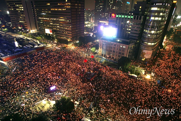 2008년 6월 10일, 미국산쇠고기 수입 전면 재협상 촉구 및 국민무시 이명박 정권 심판 100만 촛불대행진이 서울 세종로네거리, 태평로, 청계광장을 수십만명의 시민들이 가득 채운 가운데 열리고 있다. 