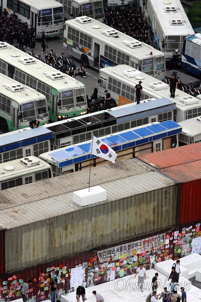 11일 새벽 '명박산성'에 올라 깃발을 흔들던 이들이 내려오면서 태극기 하나를 남겨 뒀다.