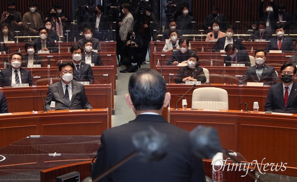 국민의힘 의원들이 21일 서울 여의도 국회에서 열린 의원총회에서 주호영 원내대표의 발언을 듣고 있다. 