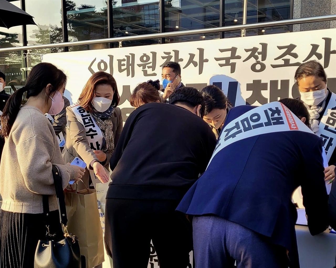 민주당 홍성예산지역위는 지난 18일, 내포신도시에서 지역 서명운동본부 발대식을 열고 진상규명 촉구 서명운동에 나섰으며, 21일도 두 번째 서명운동에 나섰다.