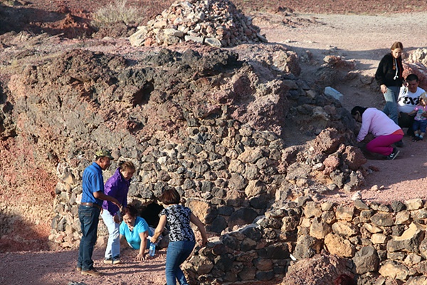 삼발라 주변에는 용암에 의해 생성된 구멍들이 있어 사람들이 명상을 한다.  관광객이 명상장소인 굴로 들어갔다 나오고 있다