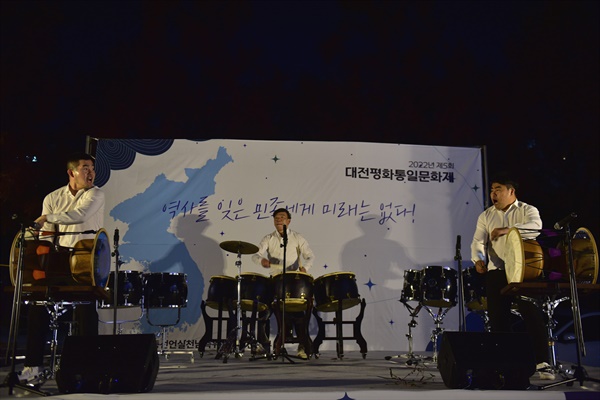 타악팀 ‘판타지’가 북과 장구를 치며 난타공연을 하고 있다.