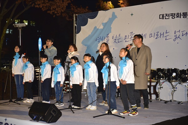 대전청년회 노래모임 ‘놀’과 어린이평화합창단 ‘하늘고래’가 함께 ‘역사를 잊은 민족에게 미래는 없다’를 부르고 있다.