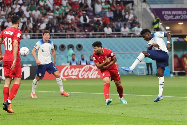 21일 오후(현지시간) 카타르 도하의 칼리파 인터내셔널 스타디움에서 열린 2022 카타르 월드컵 조별리그 B조 1차전 잉글랜드 대 이란 경기. 잉글랜드의 부카요 사카가 두번째 골을 넣고 있다. 2022.11.21
