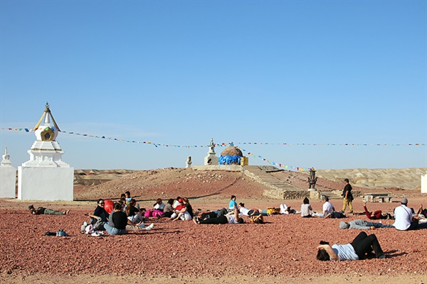 신발을 벗고 땅바닥에 누워 신성한 기를 받고 있는 사람들.  몽골사람들은  이곳이 세상에서 기가 가장 센 곳으로 알고 있다. 