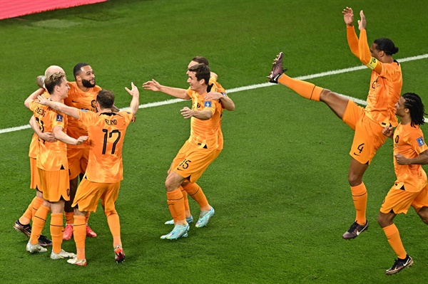  네덜란드 선수들이 11월 21일 도하 알투마마 스타디움에서 열린 2022 카타르 월드컵 A조 세네갈과 네덜란드의 경기에서 팀의 두 번째 골을 넣은 것을 축하하고 있다.