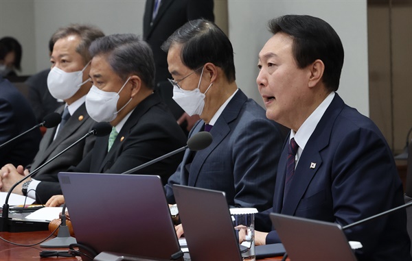 윤석열 대통령이 22일 오전 서울 용산 대통령실 청사에서 열린 국무회의를 주재하고 있다. 왼쪽부터 이상민 행정안전부 장관, 박진 외교부 장관, 한덕수 국무총리, 윤 대통령.