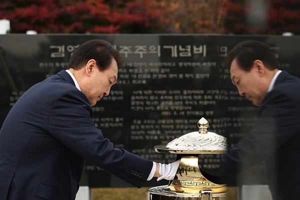 윤석열 대통령이 22일 오전 서울 동작구 국립서울현충원 김영삼 전(前) 대통령 묘소를 방문, 참배하고 있다. 김 전 대통령 서거 7주기를 맞아 참배에 나선 윤 대통령은 방명록에 '지금은 모두 거산의 큰 정치, 바른 정치를 되새겨야 할 때입니다'라는 글을 남겼다.