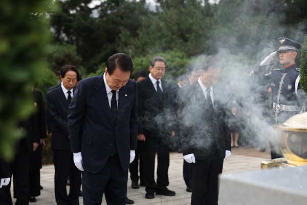 윤석열 대통령이 22일 오전 서울 동작구 국립서울현충원 김영삼 전(前) 대통령 묘소를 방문, 참배하고 있다. 김 전 대통령 서거 7주기를 맞아 참배에 나선 윤 대통령은 방명록에 '지금은 모두 거산의 큰 정치, 바른 정치를 되새겨야 할 때입니다'라는 글을 남겼다.