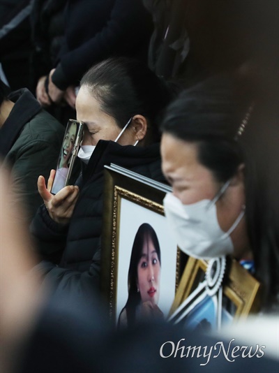 22일 오전 서울 서초구 민주사회를 위한 변호사모임(민변) 대회의실에서 이태원 참사 유가족들이 심경과 요구사항을 밝히는 기자회견을 하던 중 오열하고 있다.