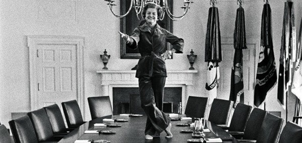  백악관에서 지내는 마지막 날, 베티는 국무회의실 원탁 위에 올라가 사진을 찍었다.