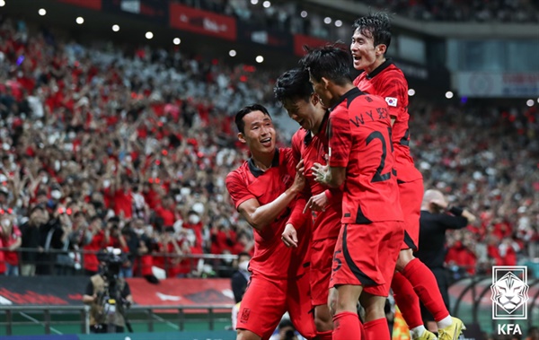 한국대표팀 지난 9월 카메룬과의 A매치 평가전에서 손흥민의 선제골 이후 기뻐하고 있는 한국 대표팀 선수들